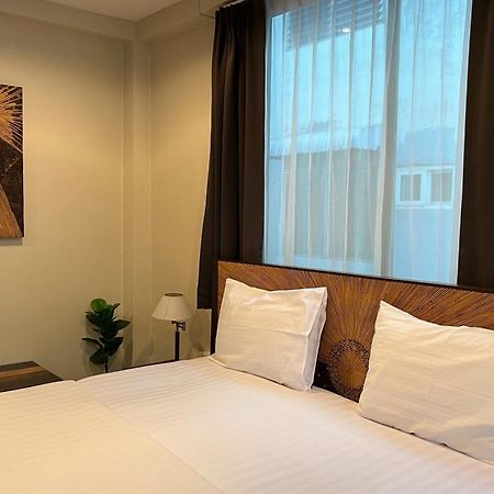 Baan Glang Soi Restaurant & Guesthouse Bangkok Extérieur photo