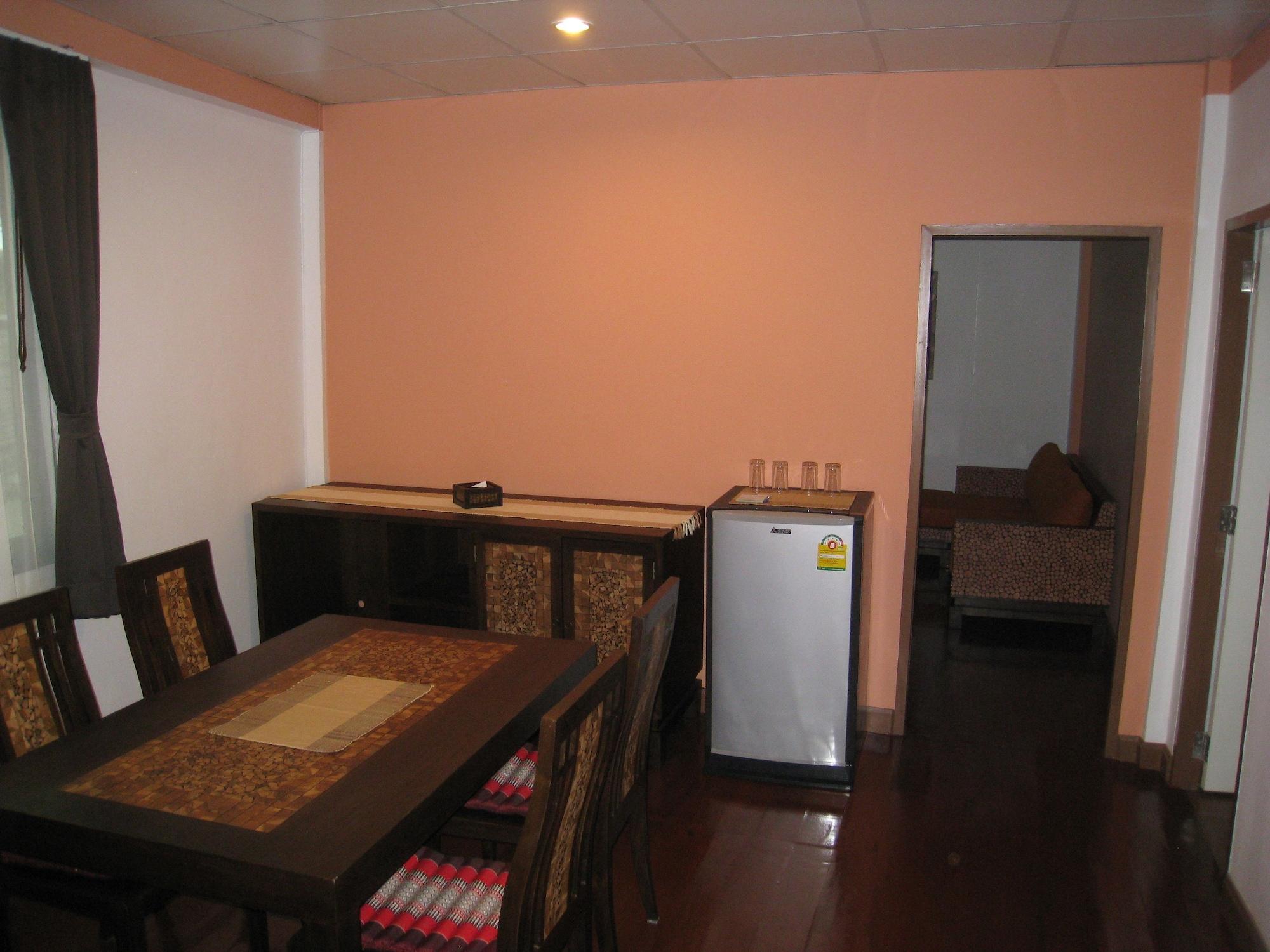 Baan Glang Soi Restaurant & Guesthouse Bangkok Extérieur photo