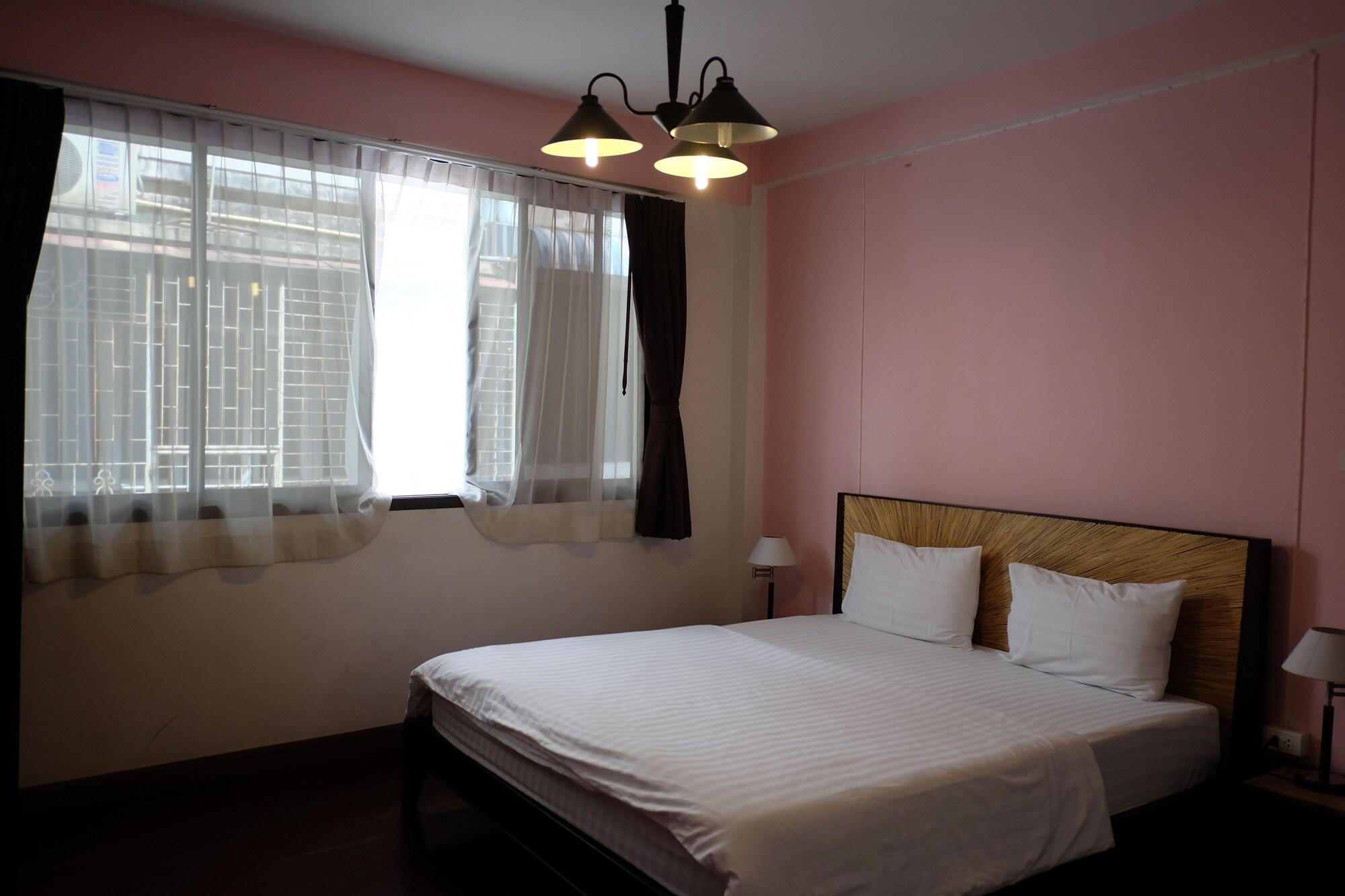 Baan Glang Soi Restaurant & Guesthouse Bangkok Extérieur photo
