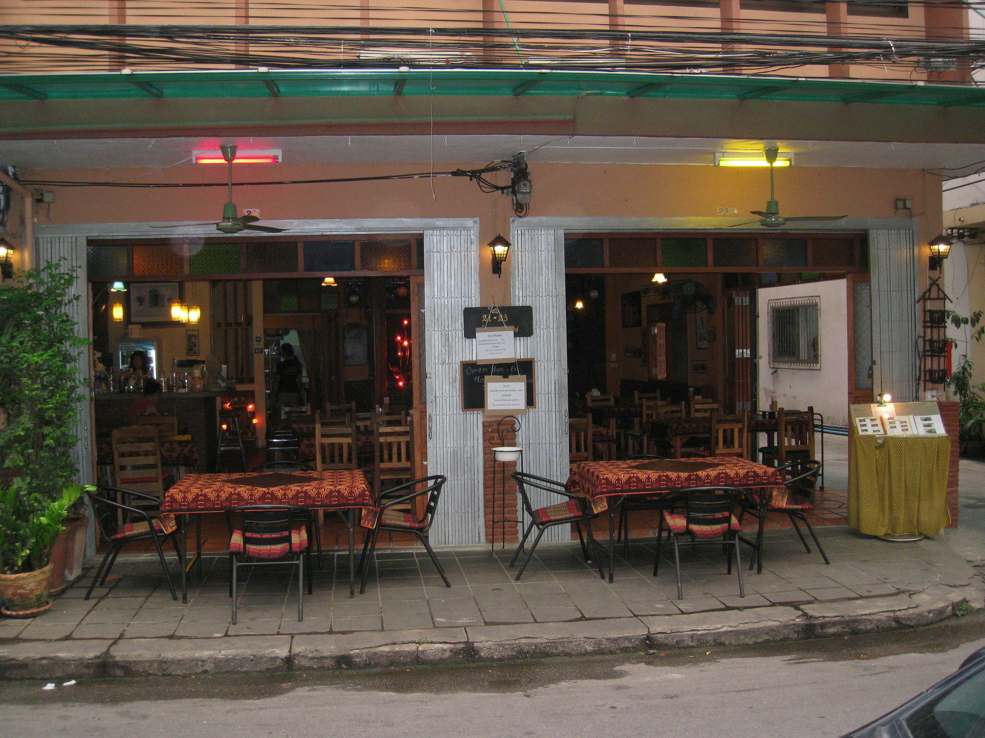 Baan Glang Soi Restaurant & Guesthouse Bangkok Extérieur photo