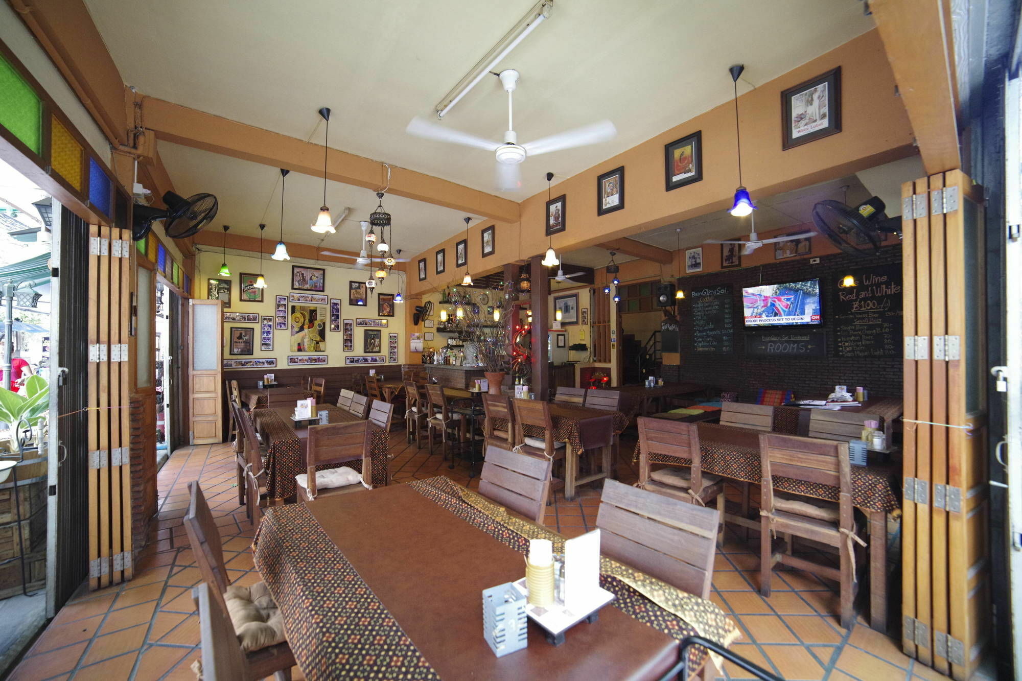 Baan Glang Soi Restaurant & Guesthouse Bangkok Extérieur photo